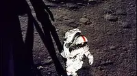 Alan Shepard meninggalkan bulan untuk pertama kalinya. (source: NASA)