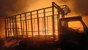 Gudang Plastik di Gresik Terbakar, Dua Truk dan Motor Hangus