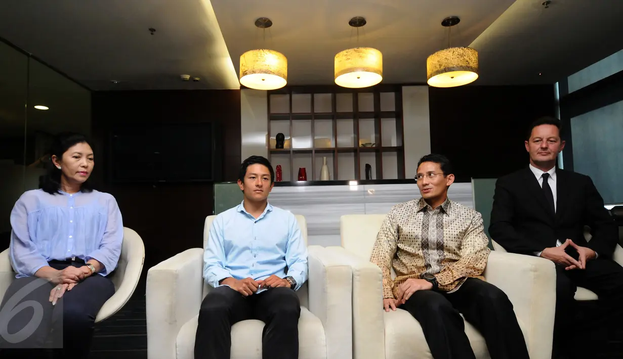 Rio Haryanto (kedua kiri) bersama Sandiaga Uno saat memberikan keterangan usai bertemu di Recapital, Jakarta, Selasa (16/2/2016). Saat ini kiprah Rio di F1 masih terhadang kendala uang kontrak senilai 12,5 juta euro. (Liputan6.com/Helmi Fithriansyah)