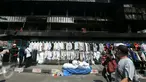  Calon pembeli melihat barang dagangan di luar pasar senen, Jakarta, Sabtu (21/1). Pasca kebakaran tidak membuat para pedangang putus asa, sebagian dri mereka ada yang tetap berjualan meskipun harua di bahu jalan. (Liputan6.com/Angga Yuniar)