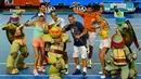 Sejumlah petenis dunia berpose dengan karakter Kura - kura ninja di lapangan tenis Melbourne Park, Australia, (16/1). Kegiatan ini untuk peringati hari Tenis Anak di Australia. (REUTERS / Issei Kato)