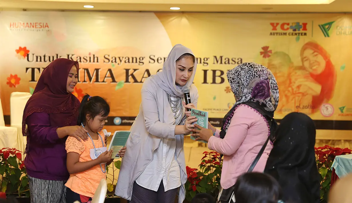 Mona Ratuliu hadir dalam acara Terima Kasih Ibu di Pasific Place, kawasan Sudirman, Jakarta Pusat, Kamis (22/12/2016). (Nurwahyunan/Bintang.com)