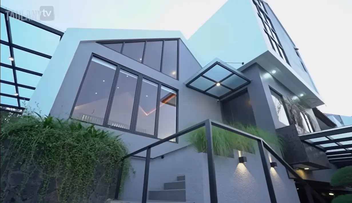 Rumah dengan tiga lantai tampak asri dan nyaman. Rumah bergaya minimalis industrialis ini dibangun di atas tanah 222 meter dengan bangunan 300 meter. Terdapat banyak dinding kaya untuk membuat rumah semakin indah. [Youtube/TAULANY TV]