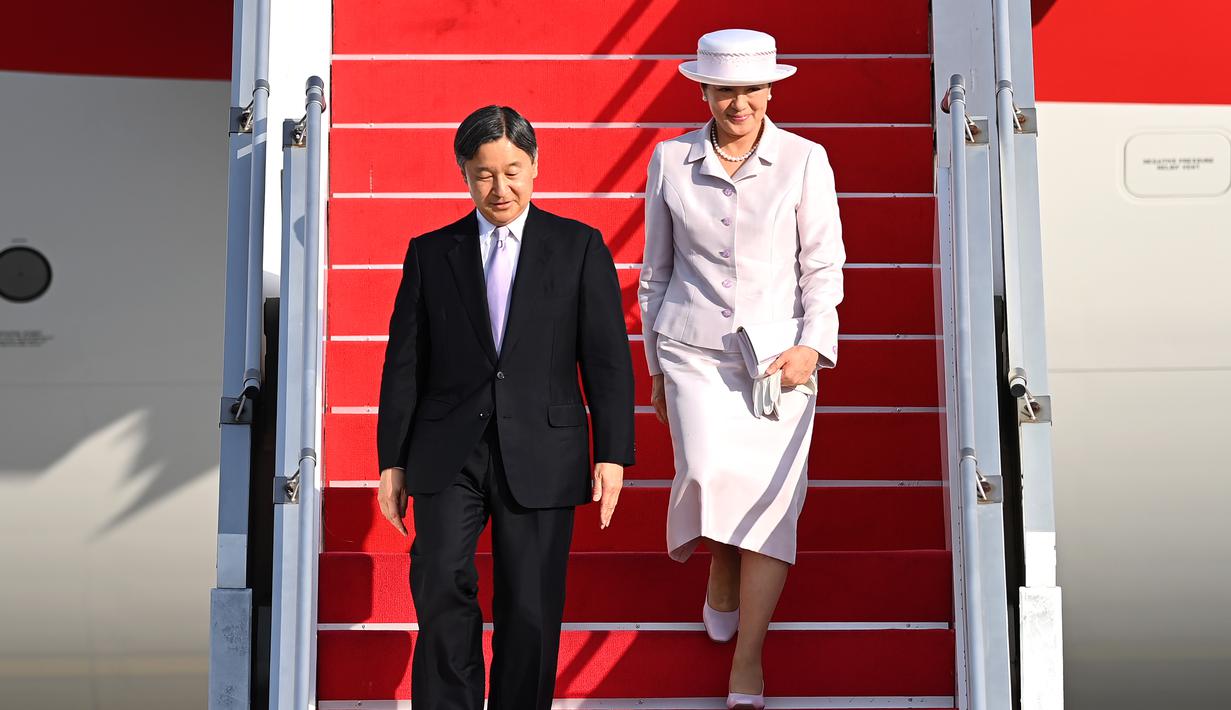 Setelah mendarat di Soekarno-Hatta, Tangerang, rombongan Kaisar Jepang langsung bertolak ke area Jakarta Pusat. (ANTARA FOTO/POOL/Sigid Kurniawan)