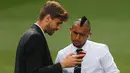 Penyerang Juventus, Fernando Llorente menunjukkan handphone ke Arturo Vidal jelang konferensi pers di Stadion Santiago Bernabeu, Spanyol (12/5/2015). Juventus akan menantang Real Madrid di leg kedua semifinal Liga Champions.  (Reuters/Sergio Perez)