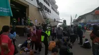 Suasana ribuan para pemudik turun dari kapal di tanjung emas Kota Semarang, (Foto : Titoisnau)