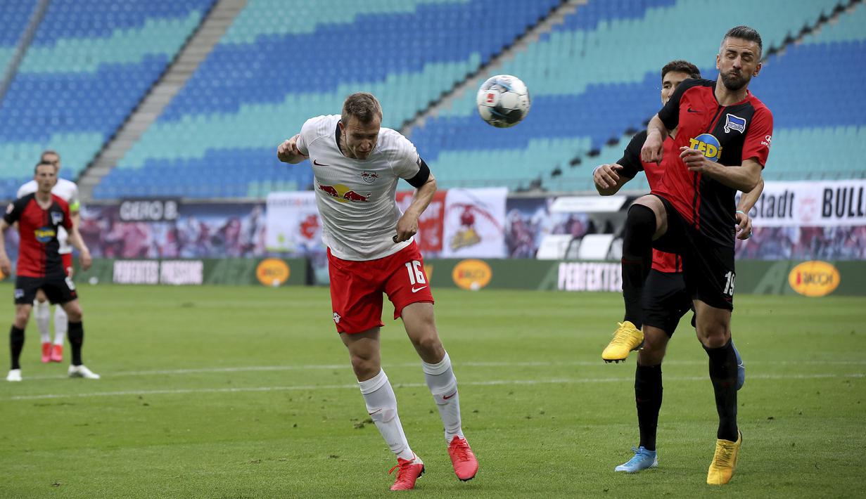 Pemain RB Leipzig, Lukas Klostermann, mencetak gol ke gawang Hertha Berlin pada laga  Bundesliga di Red Bull Arena, Rabu (27/5/2020). Kedua tim bermain imbang 2-2. (AP/Alexander Hassenstein)