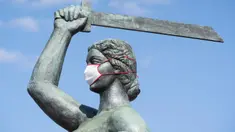 Patung Siren memakai masker terlihat di Warsawa, Polandia (20/4/2020). Pemerintah Polandia telah melonggarkan beberapa kebijakan pembatasan terkait pandemi COVID-19 pada Senin (20/4), dengan membuka kembali hutan dan taman untuk umum. (Xinhua/Jaap Arriens)