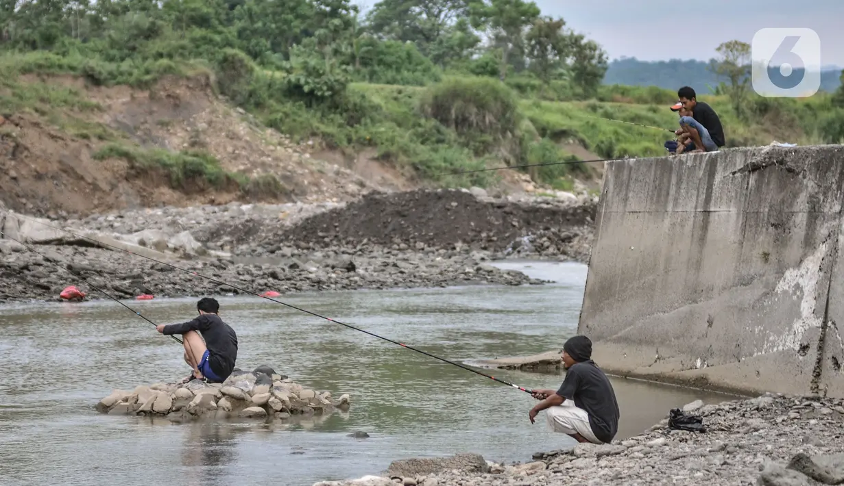 Warga mencari ikan di Sungai Cipamingkis, Jonggol, Kabupaten Bogor, Jawa Barat, Rabu (16/6/2021). Aliran Sungai Cipamingkis masih menjadi andalan warga setempat untuk kebutuhan mandi, cuci, dan kakus (MCK) lantaran ketersediaan air tanah di kawasan tersebut yang terbatas. (merdeka.com/Iqbal S. Nugro