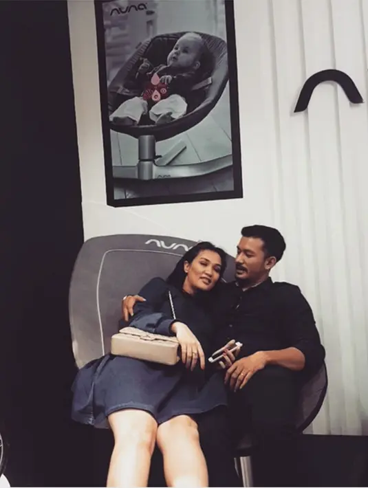 Bintang film Filosofi Kopi itu bercerita tentang proses kelahiran buah hati yang telah dinantikan tiga tahun. Meski belum sempat tidur setelah promo film terbaru, Rio mengantarkan sang istri ke rumah sakit. (Instagram/riodewanto)