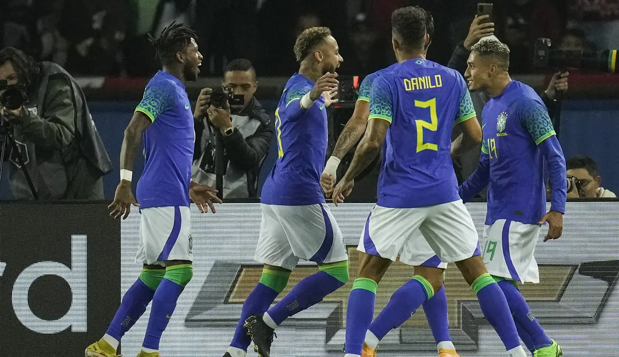 Hingga babak pertama usai, Brasil menambah dua gol lagi untuk menutup babak pertama dengan keunggulan 4-1. Gol ketiga dicetak oleh Neymar melalui eksekusi penalti pada menit ke-29, sementara gol keempat dibuat kembali oleh Raphinha pada menit ke-40. (AP/Christophe Ena)