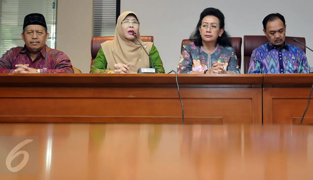 Anggota DPD, Eni khaerani  (kedua kiri) saat memberikan keterangan pers di Kompleks Parlemen, Jakarta, (23/5).Konferensi Pers tersebut perihal urgensi dibuat UU Penghapusan Kekerasan Seksual untuk melindungi generasi bangsa. (Liputan6.com/Johan Tallo)