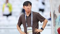 Reaksi kecewa pelatih Timnas Indonesia, Shin Tae-yong saat menghadapi Irak pada laga Grup F putaran kedua Kualifikasi Piala Dunia 2026 zona Asia di Stadion Utama Gelora Bung Karno (SUGBK), Senayan, Jakarta, Kamis (6/6/2024). (Bola.com/M Iqbal Ichsan)