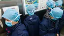 Para petugas medis berdiri menghadap arah yang saling berlawanan demi mencegah risiko infeksi silang virus corona saat menggunakan lift di Rumah Sakit Tongji cabang Guanggu di Wuhan, Provinsi Hubei, China, pada 20 Februari 2020. (Xinhua/Cai Yang)