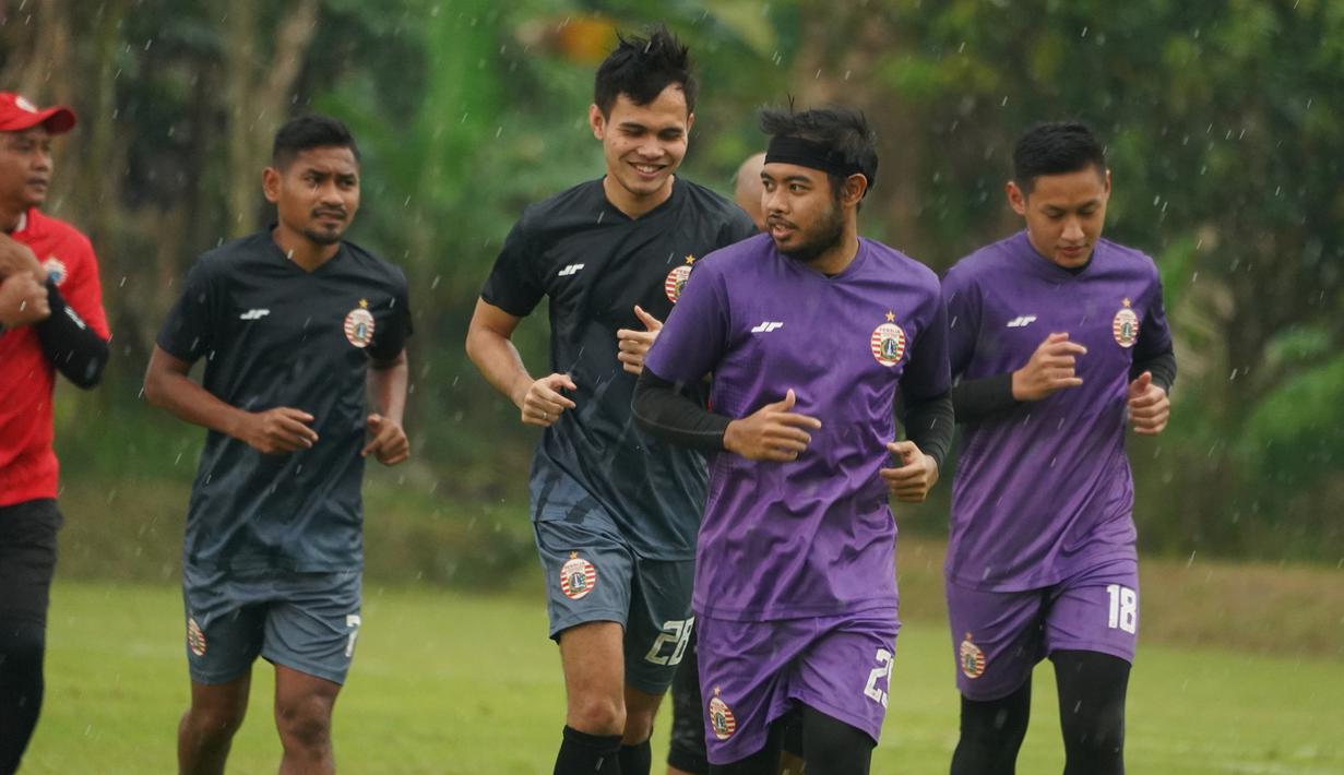 Kiper Persija Jakarta, Adixi Lenzivio (depan) bersama rekan setim mengikuti latihan perdana Persija Jakarta usai menjuarai Piala Menpora 2021 menjelang bergulirnya Liga 1 di National Youth Training Centre (NYTC) Sawangan Depok, Kamis (20/5/2021). (Foto: Dok. Persija Jakarta)