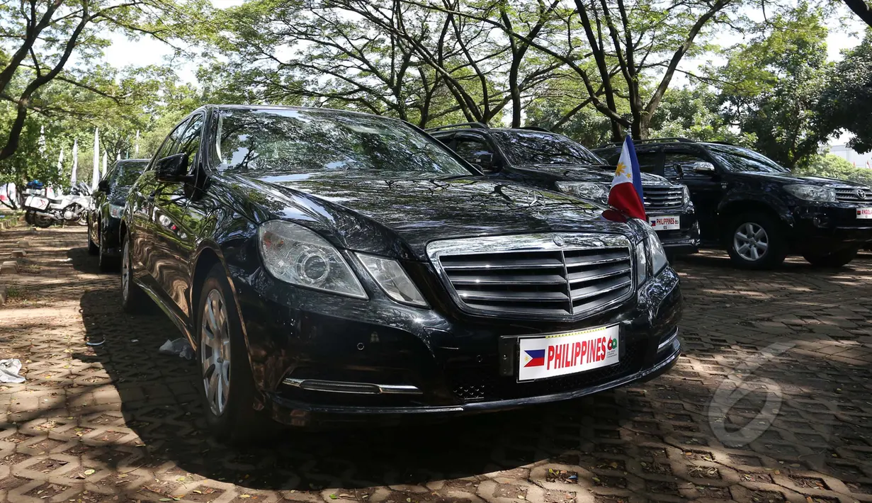 Mobil untuk delegasi peserta peringatan Konferensi Asia-Afrika (KAA) dari Filipina telah disiapkan di halaman parkir depan Balai Sidang Jakarta Convention Center (JCC), Jakarta, Senin (20/4/2015). (Liputan6.com/Herman Zakharia)