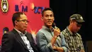 Gelandang Persija Jakarta, Ambrizal (tengah) memberikan sejumlah keterangan saat konferensi pers jelang turnamen pramusim Surya Citra Media (SCM) Cup 2015, Jakarta, Senin (12/1). SCM Cup digelar pada 17-27 Januari 2015. (Liputan6.com/Helmi Fithriansyah)