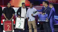Erwin Lestaluhu orangtua dari alm Alfin Lestaluhu (Timnas U-16) mendapat kenang-kenangan pada Indonesian Soccer Awards 2019 di Studio Indosiar, Jakarta, Jumat (10/12). Acara ini diadakan oleh Indosiar bersama APPI. (Bola.com/M Iqbal Ichsan)