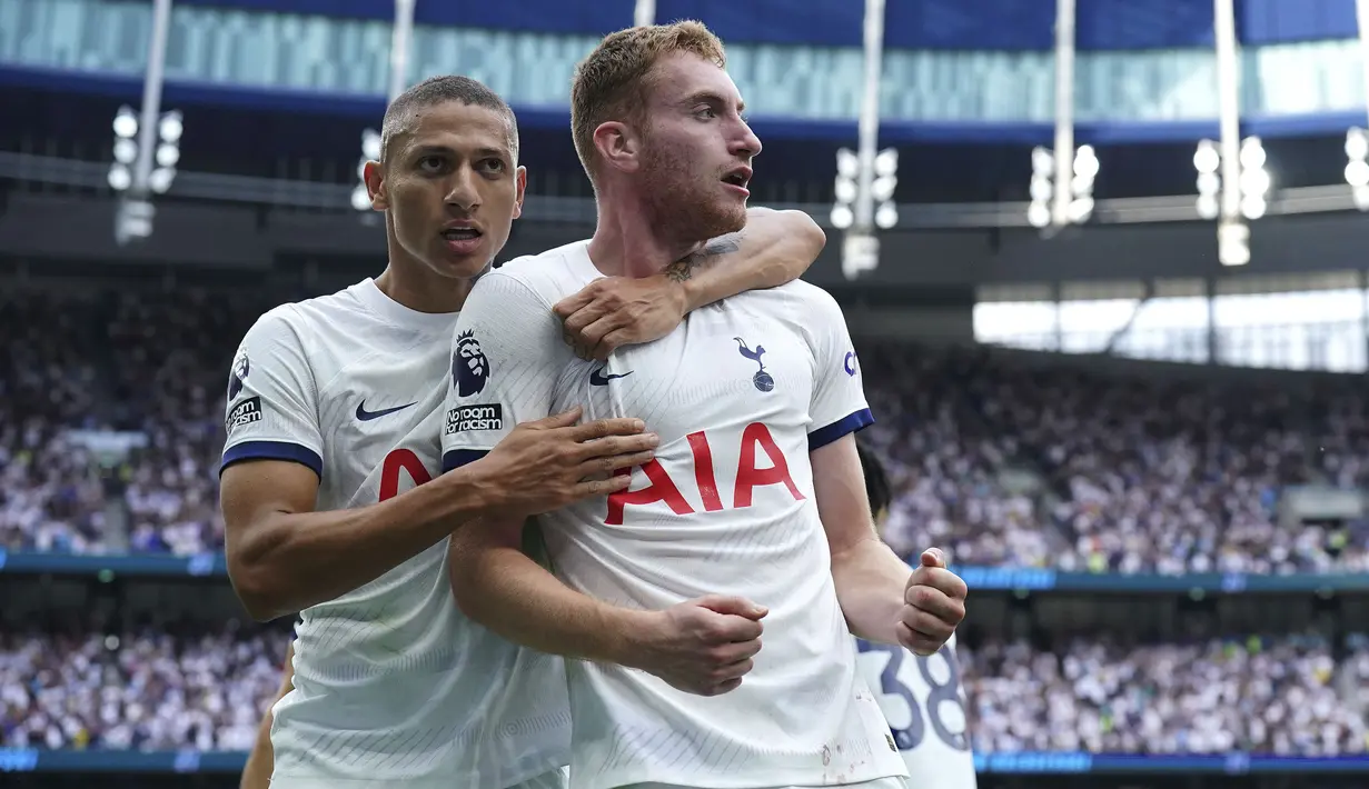 Tuan rumah Tottenham Hotspur harus bersusah payah mengalahkan Sheffield United pada laga pekan kelima Premier League Liga Inggris 2023/2024 di Tottenham Hotspur Stadium, London, Sabtu (16/9/2023) malam WIB. Sempat tertinggal lewat gol Gustavo Hamer pada menit ke-73, Spurs baru mampu menyamakan skor hingga akhirnya memenangkan laga pada masa injury time yang berdurasi 12 menit. Gol penyeimbang 1-1 dicetak Richarlison pada menit ke-90+8, sementara gol kemenangan dicetak Dejan Kulusevski dua menit kemudian. Wasit Peter Bankes mengeluarkan total 14 kartu kuning untuk kedua tim dan 1 kartu merah kepada tim tamu dalam laga tersebut. (PA via AP Photo/Jonathan Brady)