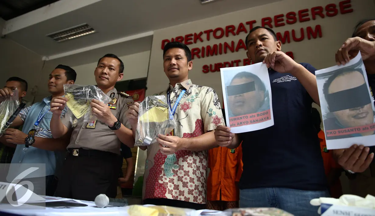 Subdit 3 Resmob Ditreskrimum menunjukan barang bukti dan foto pelaku begal yang tewas di Jakarta, Jumat (26/8). Barang bukti 3 motor, 2 senjata tajam, 1 kunci leter T dan 2 senjata api rakitan jenis Revolver berserta peluru. (Liputan6.com/Faizal Fanani)