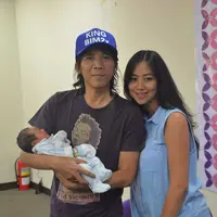 Sebuah kabar bahagia hadir untuk drummer Slank, Bimbim. Hari Rabu (4/11) kemarin, tepatnya pukul 05.50 WIB bimbin dikaruniai anak ke-3. (Nurwahyunan/Bintang.com)