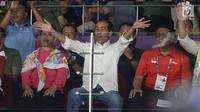 Presiden RI, Joko Widodo (baju putih) bersorak saat menyaksikan laga final bulutangkis beregu putra Asian Games 2018 antara Indonesia melawan China di Istora Kompleks GBK, Jakarta, Rabu (22/8). Indonesia meraih perak. (Liputan6.com/Helmi Fithriansyah)