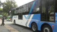 Ahok menaiki bus Transjakarta hingga ke Halte Balai Kota DKI Jakarta. (Liputan6.com/ Delvira Chaerani Hutabarat)