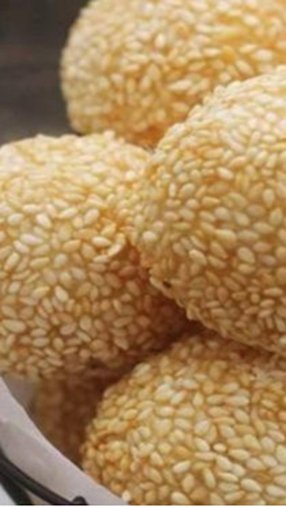 Setiap gigitan onde-onde tidak hanya menghadirkan rasa yang lezat, tetapi juga membawa kita dalam perjalanan menelusuri jejak budaya yang melingkupi kudapan bulat nan gurih ini.