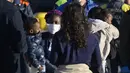 <p>Para migran turun dari kapal kemanusiaan Jerman Rise Above berlabuh di kota pelabuhan Italia selatan Reggio Calabria, Selasa (8/11/2022). Kelompok kemanusiaan Jerman Mission Lifeline mengatakan kapalnya berlabuh di Italia selatan Selasa pagi dan menurunkan 89 orang yang telah diselamatkannya di Mediterania tengah. (AP Photo/Valeria Ferraro)</p>