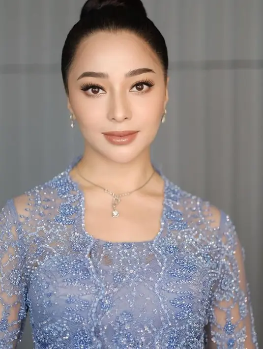 Masih dengan MUA @melinathemua, kali ini wajah Nikita dipoles makeup bernuansa warm dengan blush on coral dan lipstik coklat glossy.  [@melinathemua].