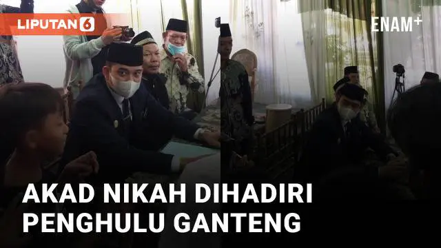 Sebuah acara akad nikah dihadiri penghulu yang berwajah tampan menarik perhatian