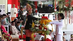 Presiden Joko Widodo (tengah) menyerahkan duplikat bendera pusaka kepada Paskibraka Tarrisa Maharani Dewi saat Upacara Peringatan Detik-detik Proklamasi Kemerdekaan ke-73 di Istana Merdeka, Jakarta, Jumat (17/8). (Liputan6.com/HO/Bian)