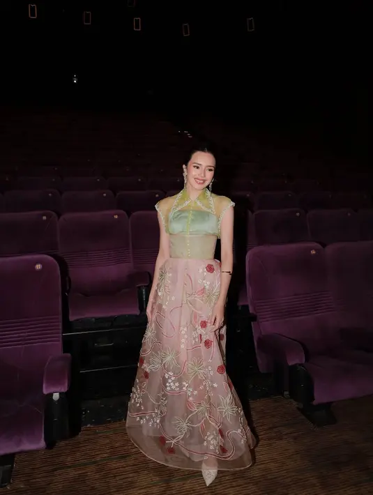 Setelan ini menampilkan kemeja organza semi transparan hijau neon. Dipadu dengan high waisted skirt pink yang memiliki detail bordir bunga yang manis [@bebytsabina]