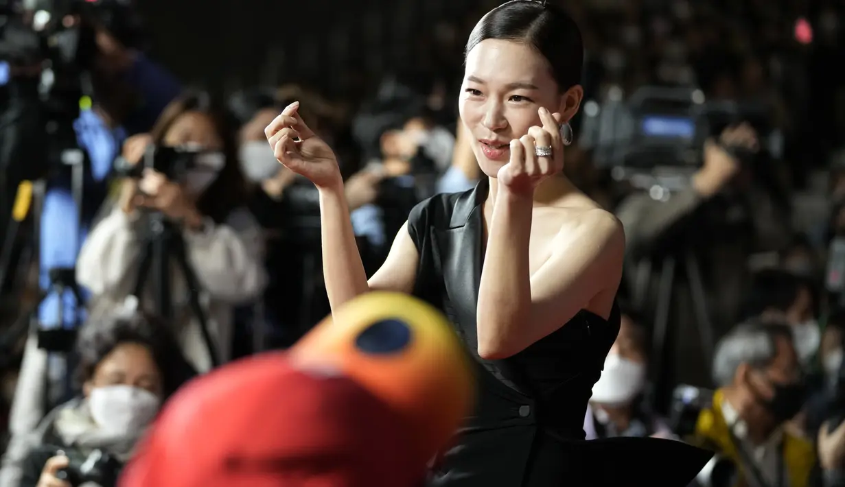 Aktris Korea Selatan Han Ye-ri berpose saat tiba menghadiri upacara pembukaan Festival Film Internasional Busan (BIFF) ke-27 di Busan Cinema Center di Busan, Korea Selatan, Rabu, 5 Oktober 2022. Han Ye-ri memesona dalam balutan gaun hitam. (AP Photo/Ahn Young Joon)