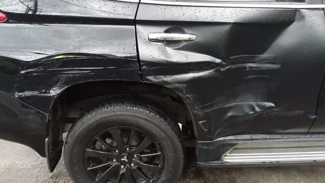 Potret mobil mewah Kalina Ocktaranny yang ringsek ditabrak mobil boks (https://www.instagram.com/p/CWvLeQnPmu9/)