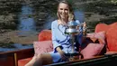 Caroline Wozniacki menikmati sesi foto dengan trofi Daphne Akhurst Memorial di Royal Botanical Gardens, Melbourne, Australia, (28/1/2018). Pada Final Wozniacki mengalahkan Simona Halep 7-6, 3-6, 6-4. (AP/Ng Han Guan)