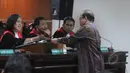 Sutan Bhatoegana menyerahkan berkas kepada hakim saat sidang perdana di Pengadilan Tipikor, Jakarta, Senin (6/4/2015). Tanpa didampingi tim kuasa hukumnya, Sutan Bhatoegana menjalani sidang perdananya. (Liputan6.com/Herman Zakharia)