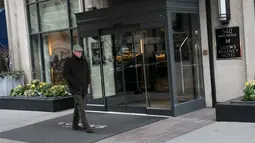 Hotel Loews Regency, di mana  FBI menggeledah kantor  pengacara pribadi Donald Trump, Michael Cohen di Manhattan, New York City, Senin (9/4). FBI menyita catatan bisnis termasuk rincian pembayaran untuk bintang porno Stormy Daniels. (Drew Angerer/AFP)