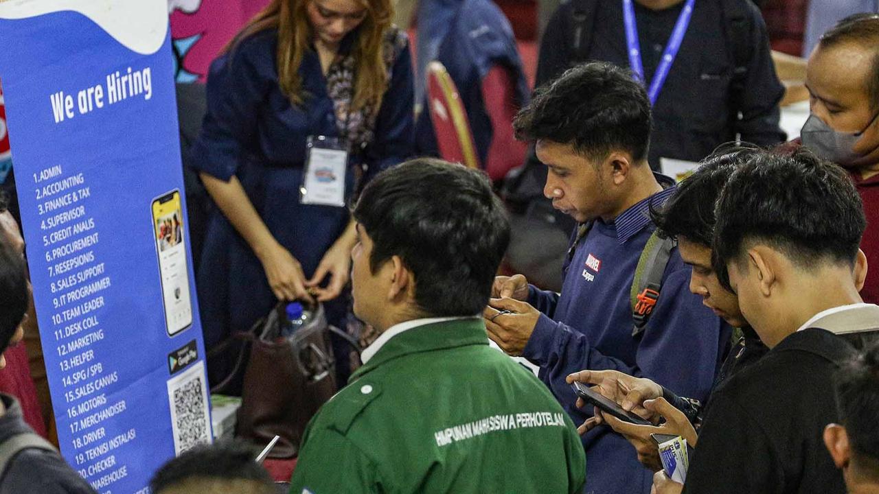 FOTO: Ribuan Pencari Kerja Padati Bursa Kerja di GOR Ciracas