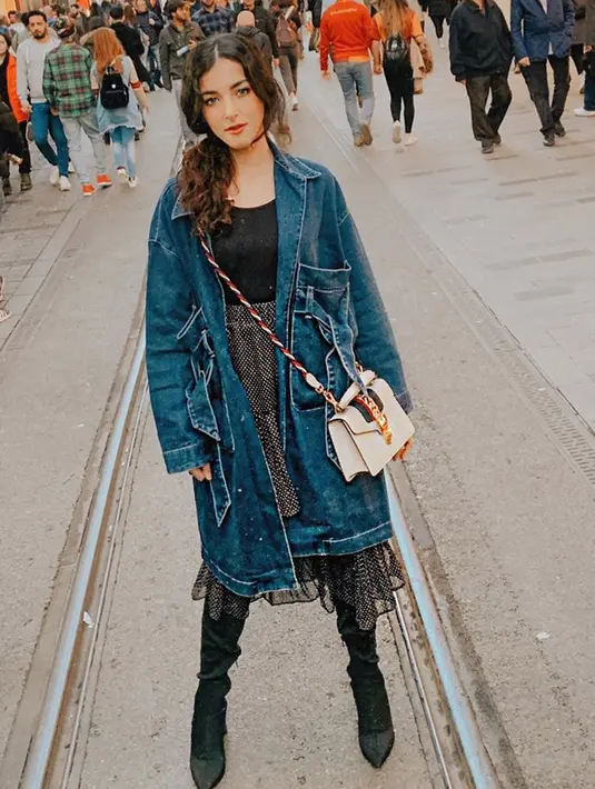 Meski saat ini berprofesi sebagai beauty vlogger, pemilik nama asli Lulu Farassiya ini menempuh pendidikan di jurusan Kedokteran Gigi di Universitas Trisakti. (Liputan6.com/IG/@tasyafarasya)