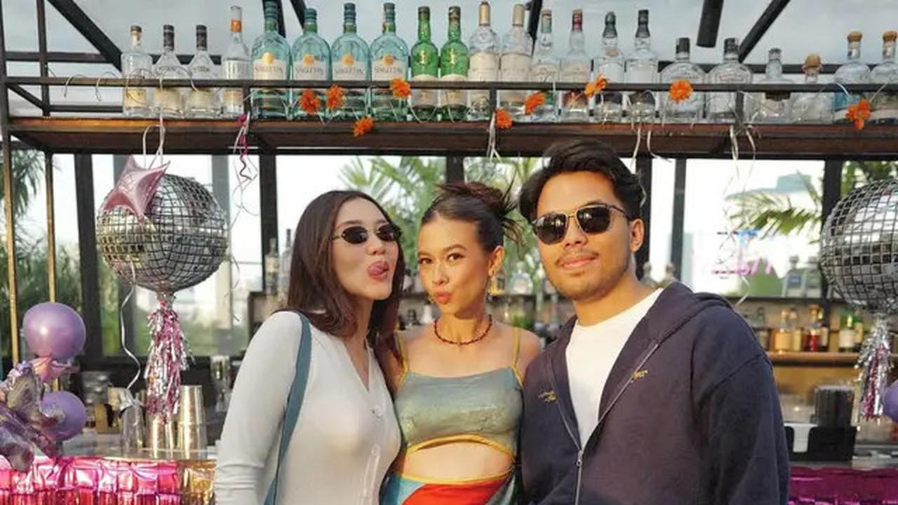 9 Potret Aaliyah Massaid Pakai Jeans,  Pilihan Outfit Stylish untuk Sehari-hari