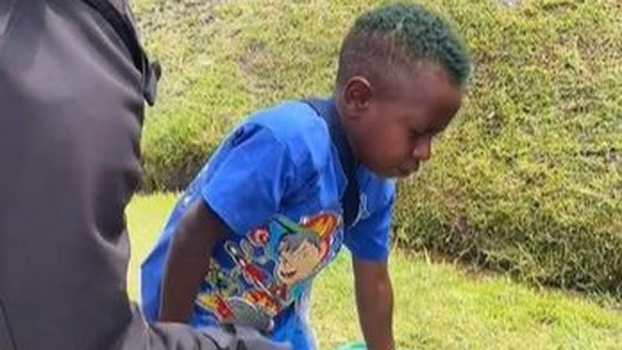 Anak di Papua Menangis Pisah dengan TNI<br>