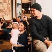 Erina Gudono berbagi potret momong anak dengan gaya kasual (@erinagudono)