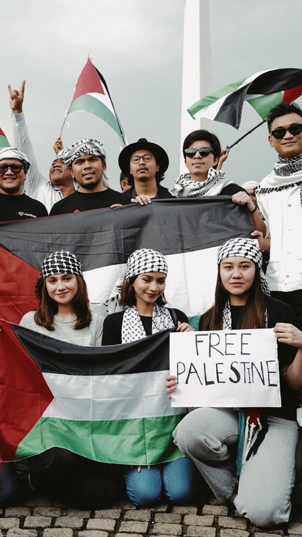 Pasangan kekasih baru Thariq Halilintar dan Aaliyyah Massaid juga terlihat hadir di aksi bela Palestina yang bertempat di Monas. Keduanya kompak. Mengenakan baju berwarna hitam bergambar semangka lengkap sengan sorban di kepala.