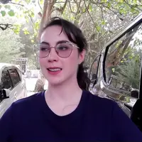 Arumi Bachsin berbagi kebahagiaan soal liburannya di Jember. Melalui akun media sosial ia mengunggah momen liburan bersama buah hatinya. [Foto: Youtube.com/Arumi Bachsin]