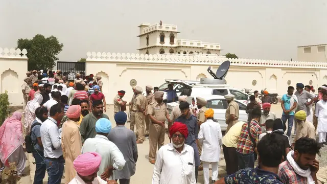 Warga setempat berkumpul di depan ruman mendiang Sidhu Moose Wala. (AP Photo)