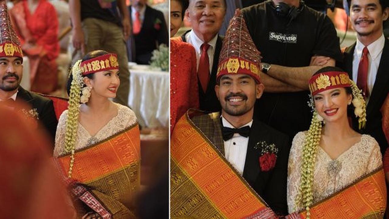 Disebut Sangat Cocok, Ini Deretan Potret 'Pernikahan' Robby Purba dengan Raline Shah dengan Adat Batak