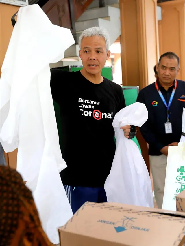 RS Moewardi Solo membikin APD biological hazard sendiri. (Foto: Liputan6.com/Humas Pemprov Jateng/Muhamad Ridlo)