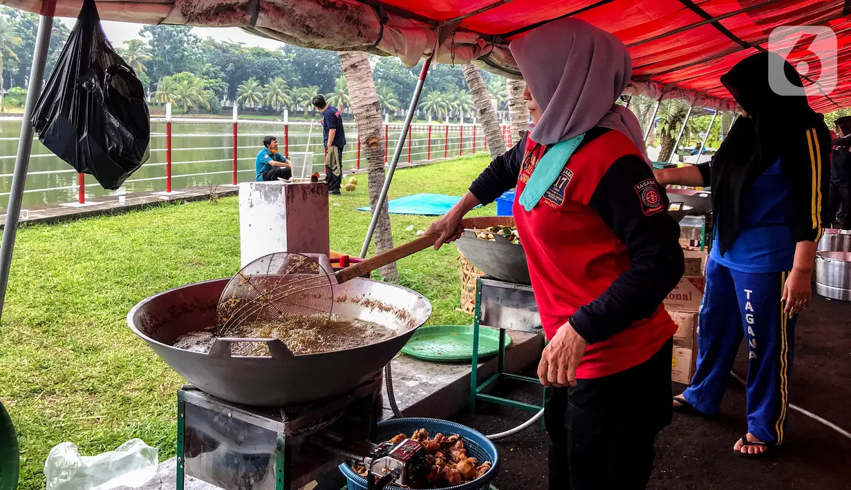 Relawan memasak makanan untuk pengungsi korban gempa Cianjur di Gedung Konvensi, TMP Kalibata, Jakarta Selatan, Rabu (30/11/2022). Kementerian Sosial membuka posko bencana gempa Cianjur di Jakarta dan Bekasi, salah satunya yang ada di Jakarta berada di TMP Kalibata. Posko ini berupa dapur umum yang akan memasok makanan siap santap untuk korban gempa. (Liputan6.com/Johan Tallo)