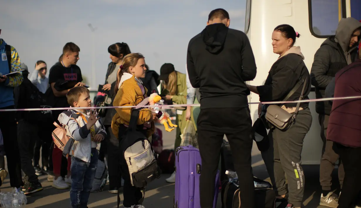 <p>Orang-orang yang melarikan diri dari Mariupol, Tokmak dan Berdyansk sedang diproses saat mereka tiba di pusat penerimaan pengungsi di Zaporizhzhia, Ukraina, Selasa (3/5/2022). Ribuan warga Ukraina terus meninggalkan wilayah yang diduduki Rusia. (AP Photo/Francisco Seco)</p>